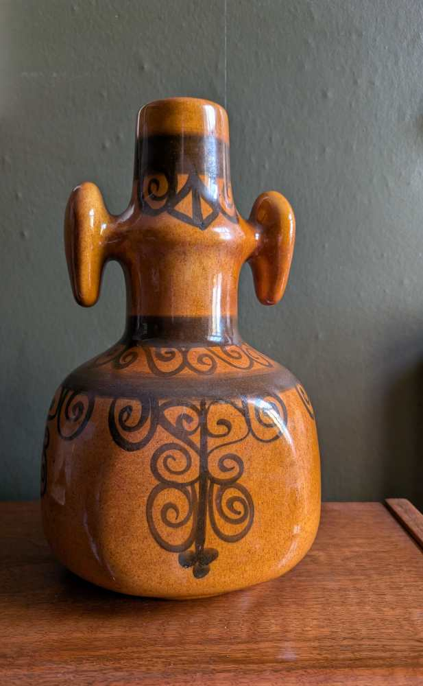 Midcentury vase of uncommon form - Image 3