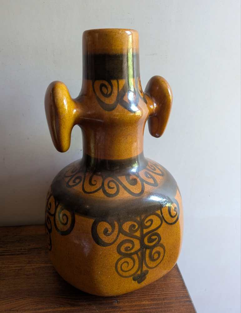 Midcentury vase of uncommon form - Image 10