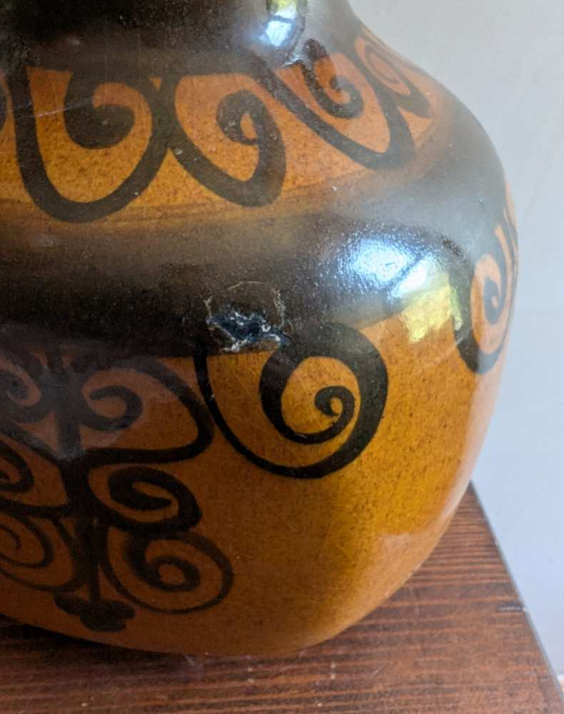 Midcentury vase of uncommon form - Image 12