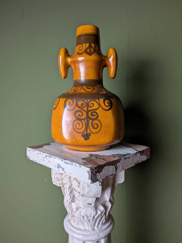 Midcentury vase of uncommon form - Image 9