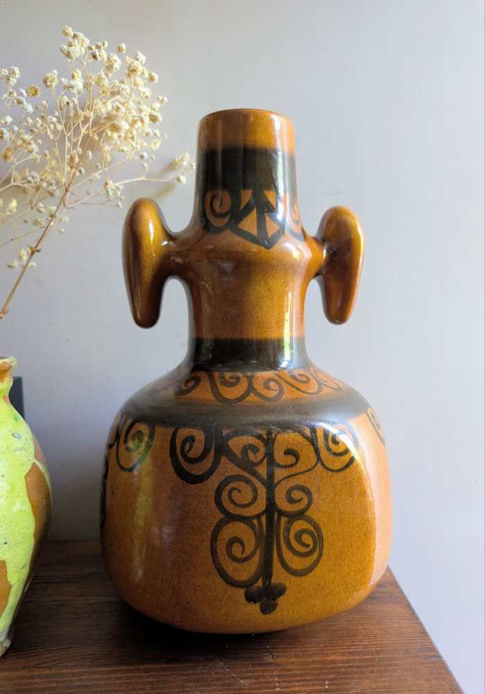 Midcentury vase of uncommon form - Image 7