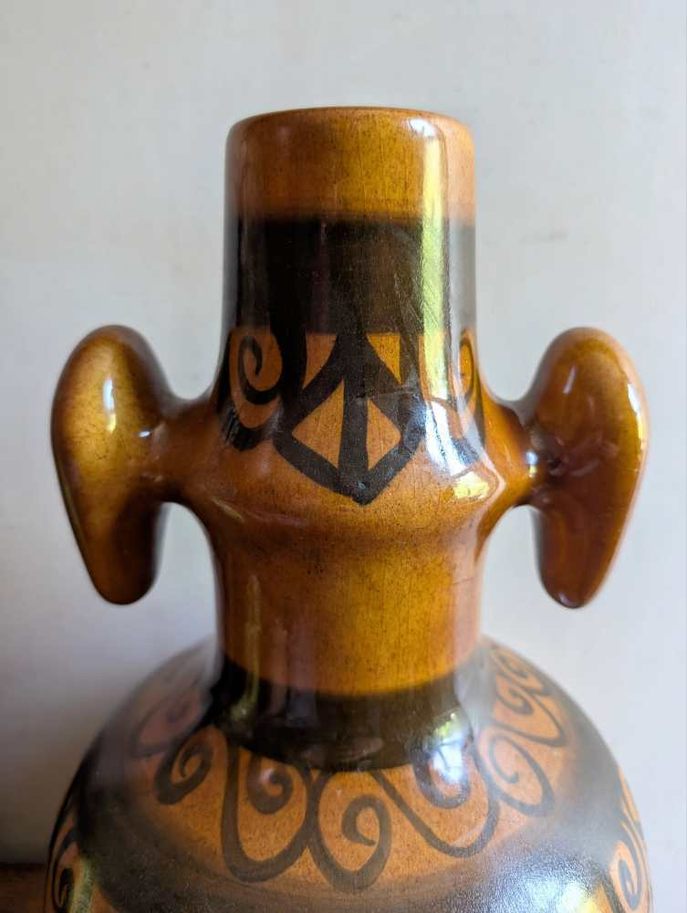 Midcentury vase of uncommon form - Image 2