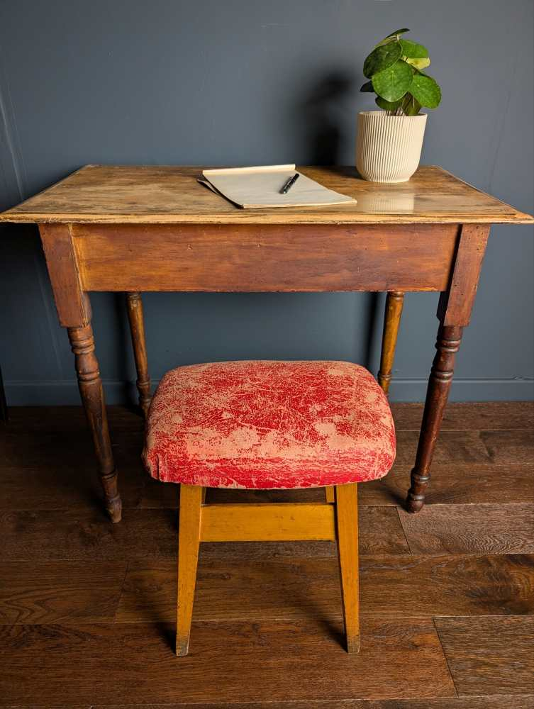 Vintage beech stool with worn, red cushioned seat - Image 9