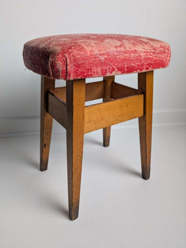 Vintage beech stool with worn, red cushioned seat - Image 13