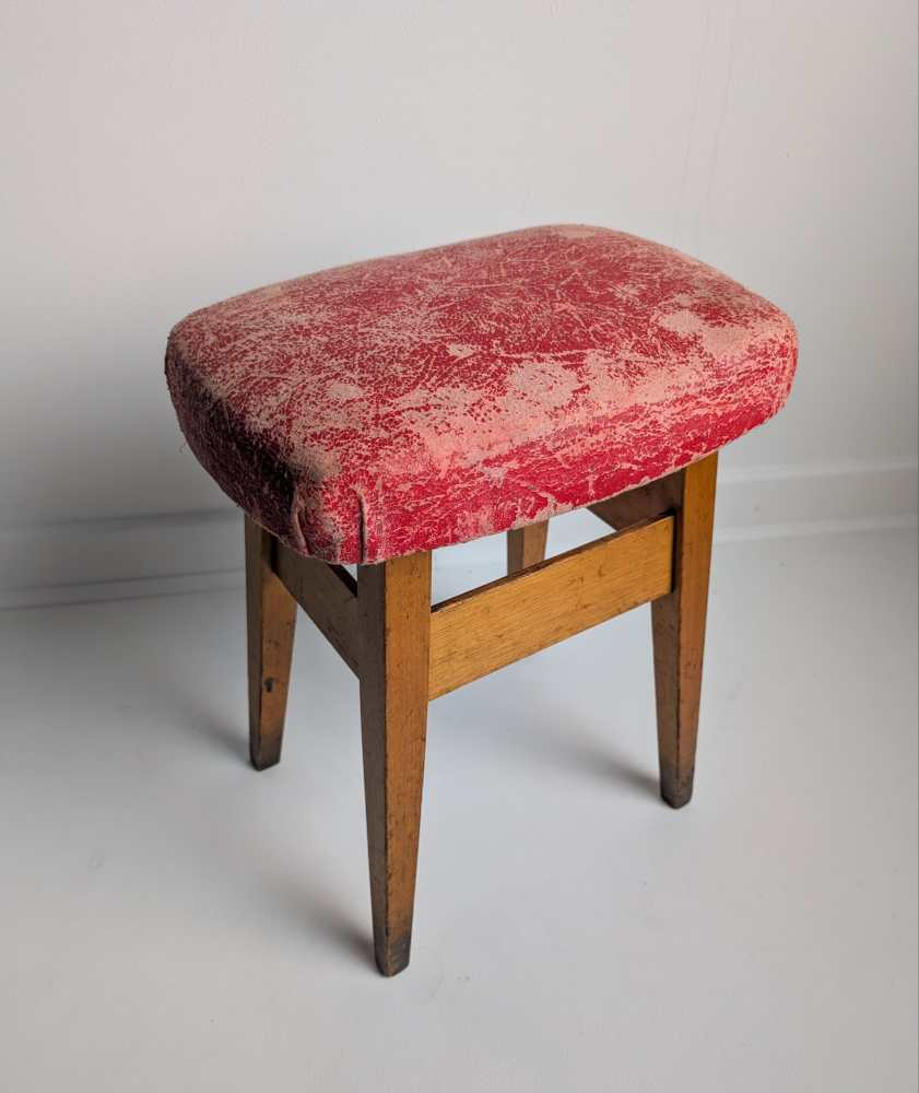 Vintage beech stool with worn, red cushioned seat - Image 14