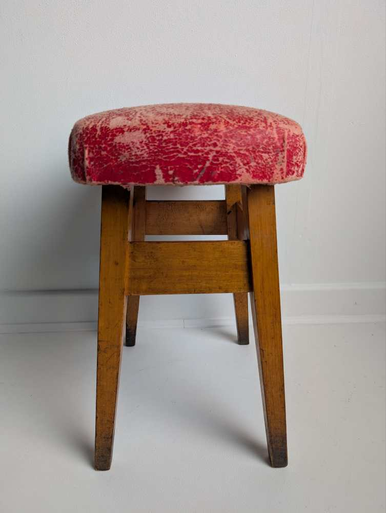 Vintage beech stool with worn, red cushioned seat - Image 5
