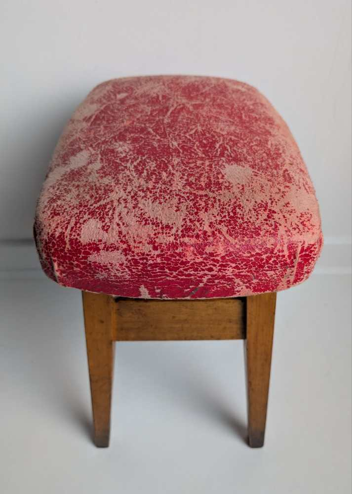 Vintage beech stool with worn, red cushioned seat - Image 11