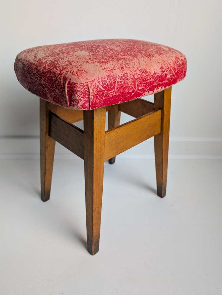 Vintage beech stool with worn, red cushioned seat - Image 6