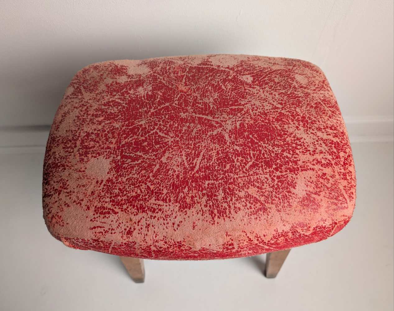 Vintage beech stool with worn, red cushioned seat - Image 12