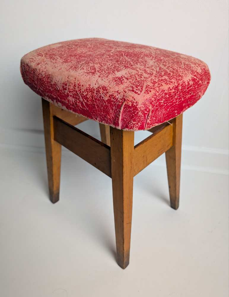Vintage beech stool with worn, red cushioned seat - Image 8