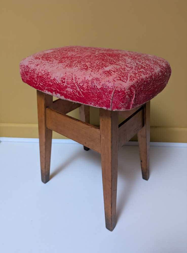 Vintage beech stool with worn, red cushioned seat - Image 10