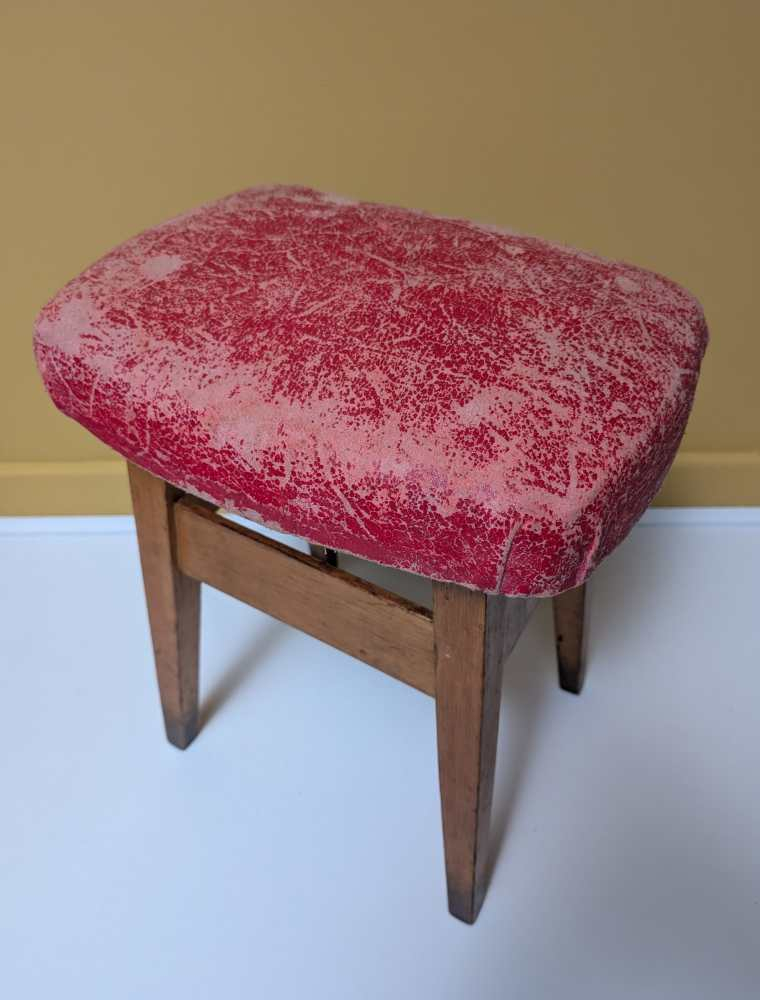 Vintage beech stool with worn, red cushioned seat - Image 7