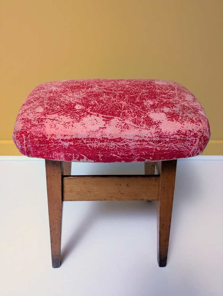 Vintage beech stool with worn, red cushioned seat - Image 4