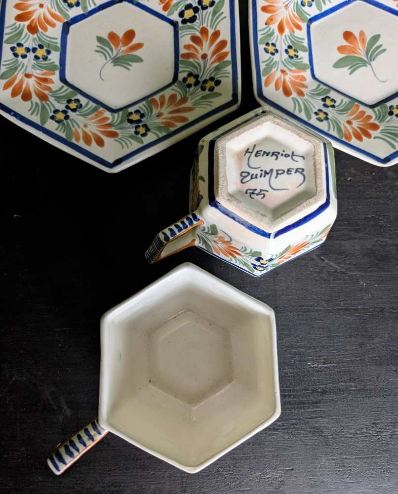 Pair of 1930s Henriot Quimper Faience pottery cups and saucers - Image 4