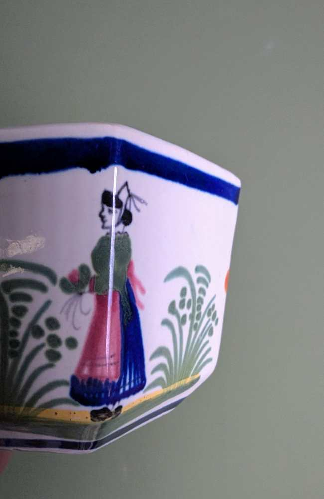 Pair of 1930s Henriot Quimper Faience pottery cups and saucers - Image 7