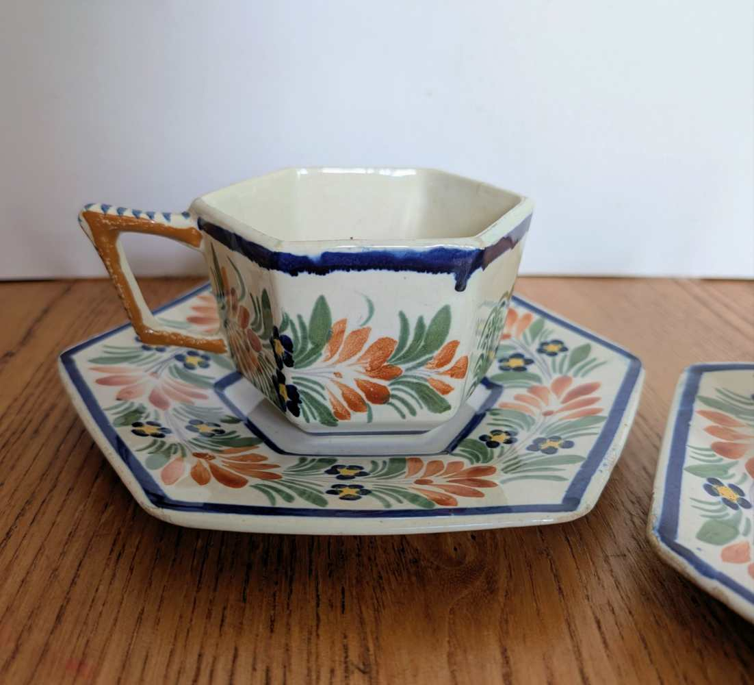 Pair of 1930s Henriot Quimper Faience pottery cups and saucers - Image 8