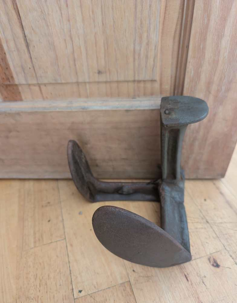 Antique cast iron cobbler's last - great door stop - Image 13