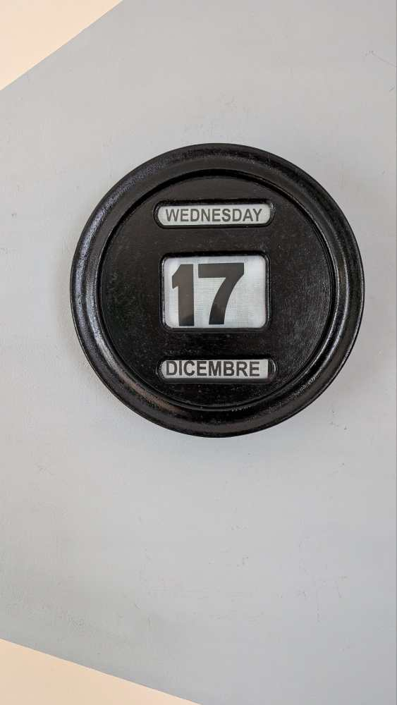 Large round painted perpetual calendar - in English and Italian - Image 6