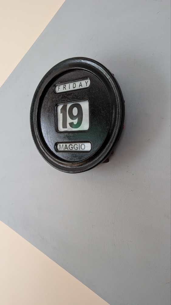 Large round painted perpetual calendar - in English and Italian - Image 11