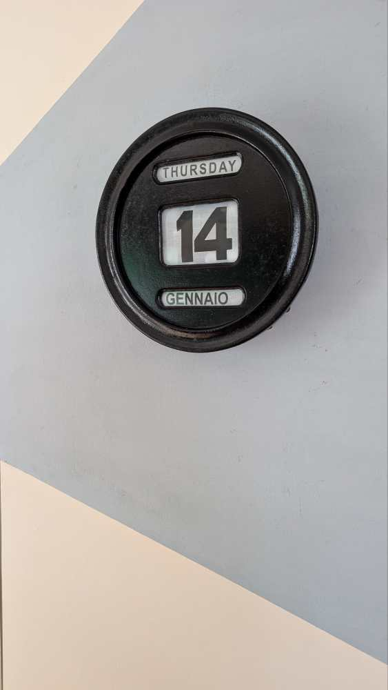 Large round painted perpetual calendar - in English and Italian - Image 2