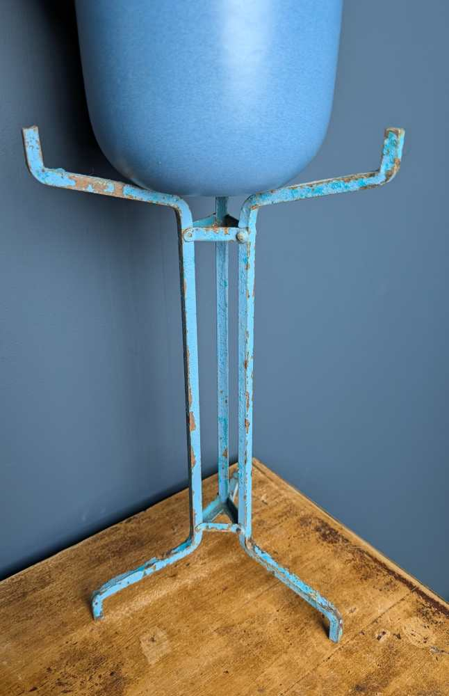 Pair of vintage blue painted steel scientific lab stands - for plants or jewellery - Image 12