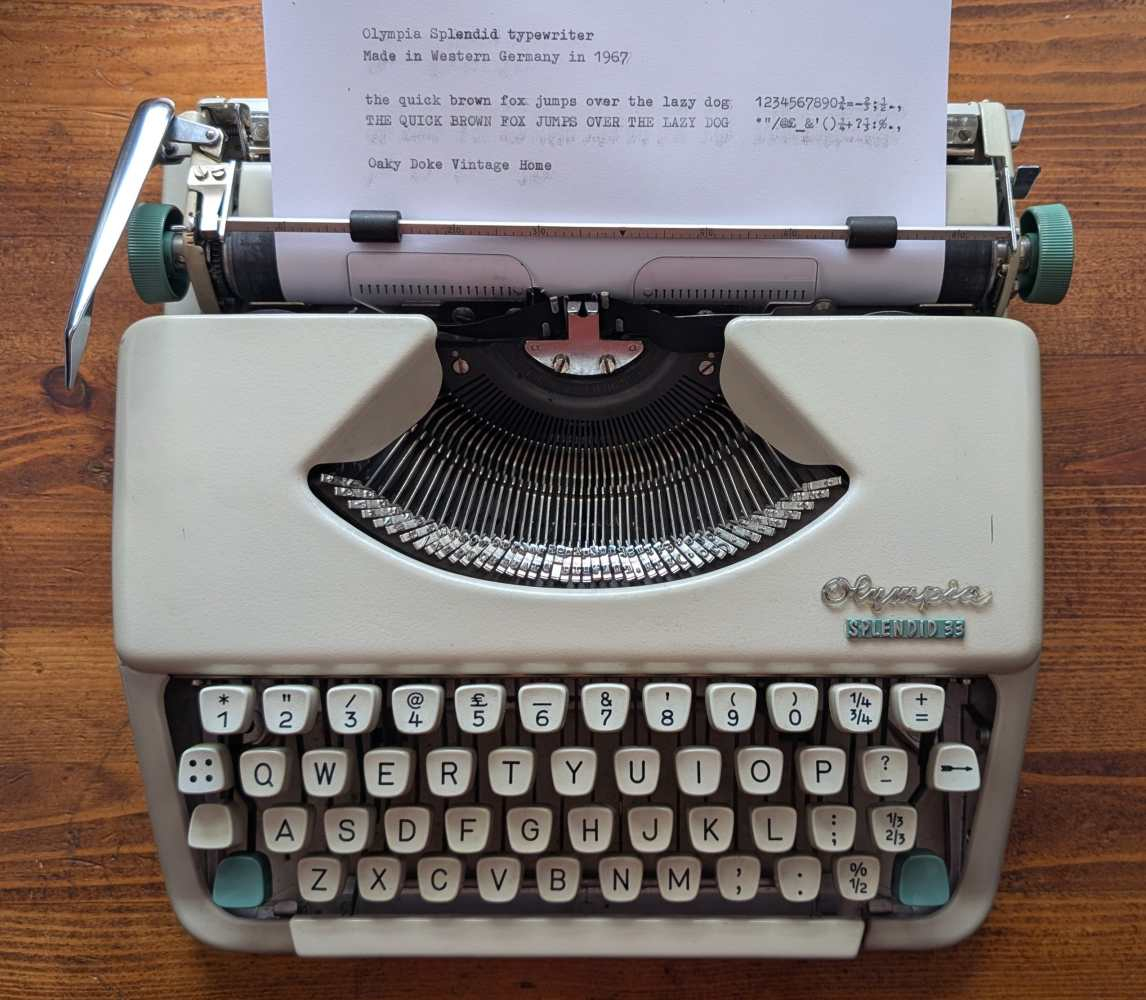 Olympia Splendid 33 typewriter (1967) compact portable typewriter in original tan leather case with instruction booklet - Image 2