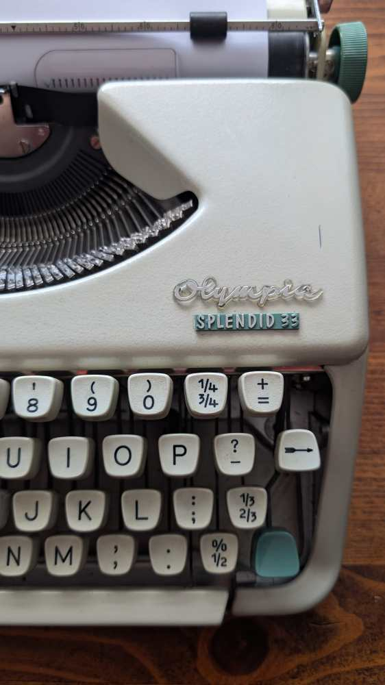 Olympia Splendid 33 typewriter (1967) compact portable typewriter in original tan leather case with instruction booklet - Image 10