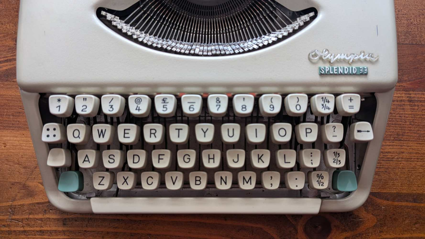 Olympia Splendid 33 typewriter (1967) compact portable typewriter in original tan leather case with instruction booklet - Image 14