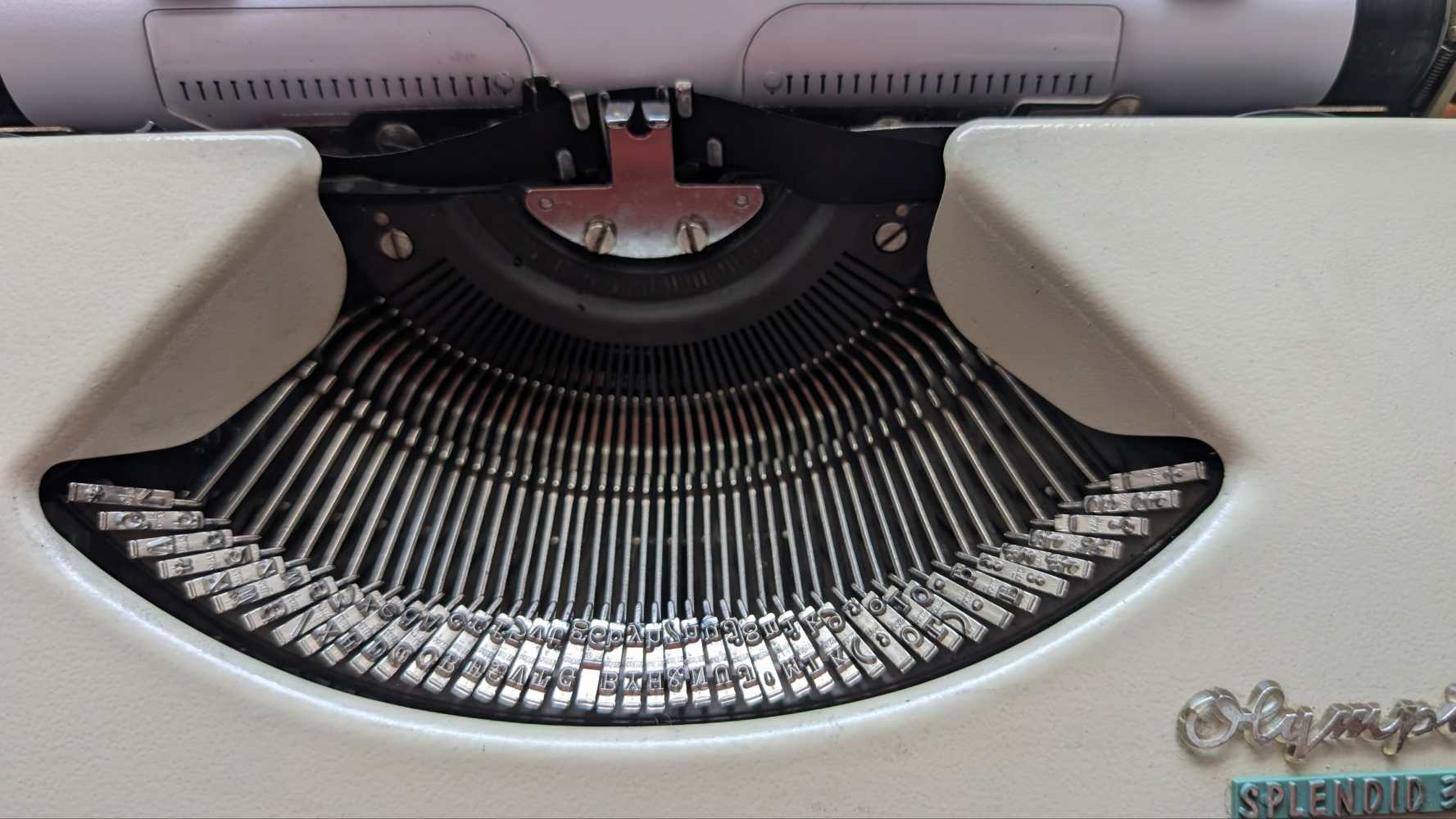 Olympia Splendid 33 typewriter (1967) compact portable typewriter in original tan leather case with instruction booklet - Image 13