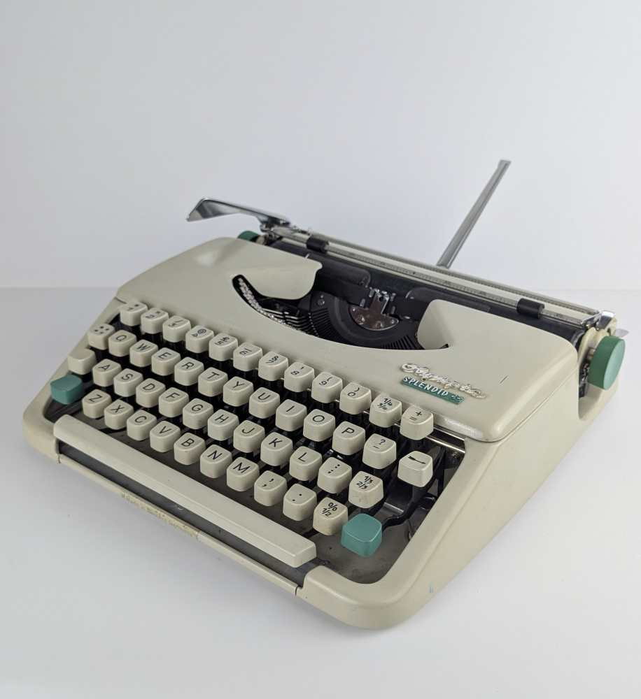 Olympia Splendid 33 typewriter (1967) compact portable typewriter in original tan leather case with instruction booklet - Image 4