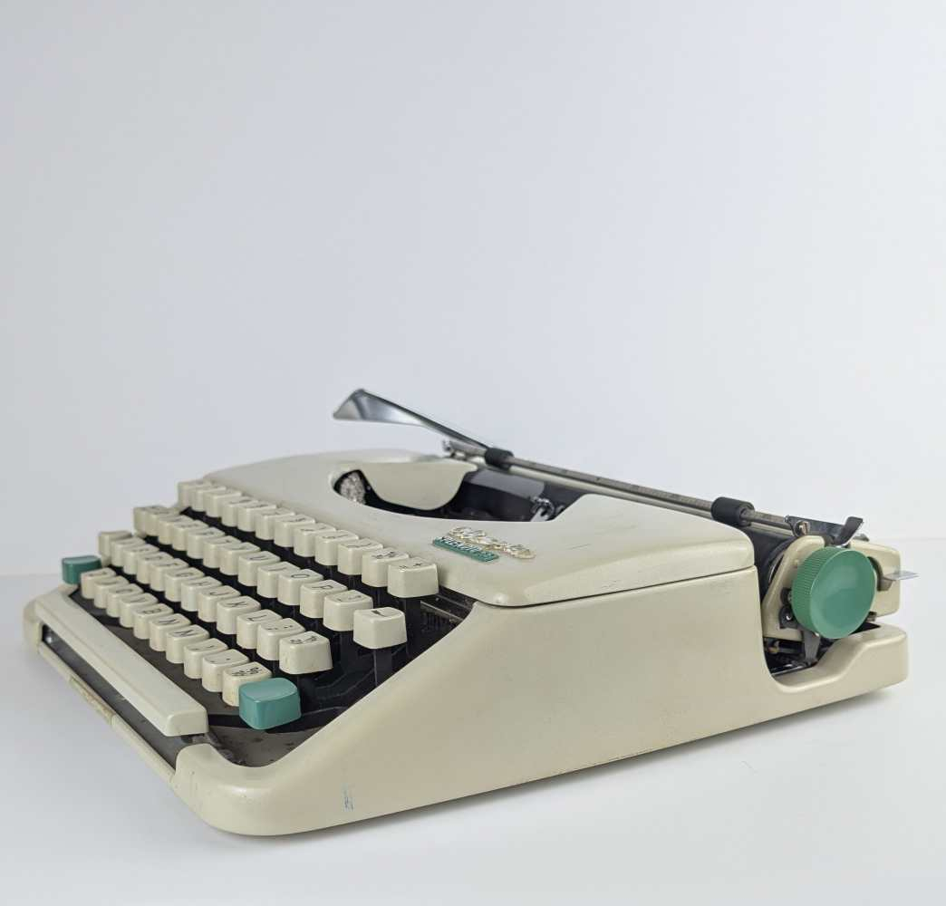 Olympia Splendid 33 typewriter (1967) compact portable typewriter in original tan leather case with instruction booklet - Image 5