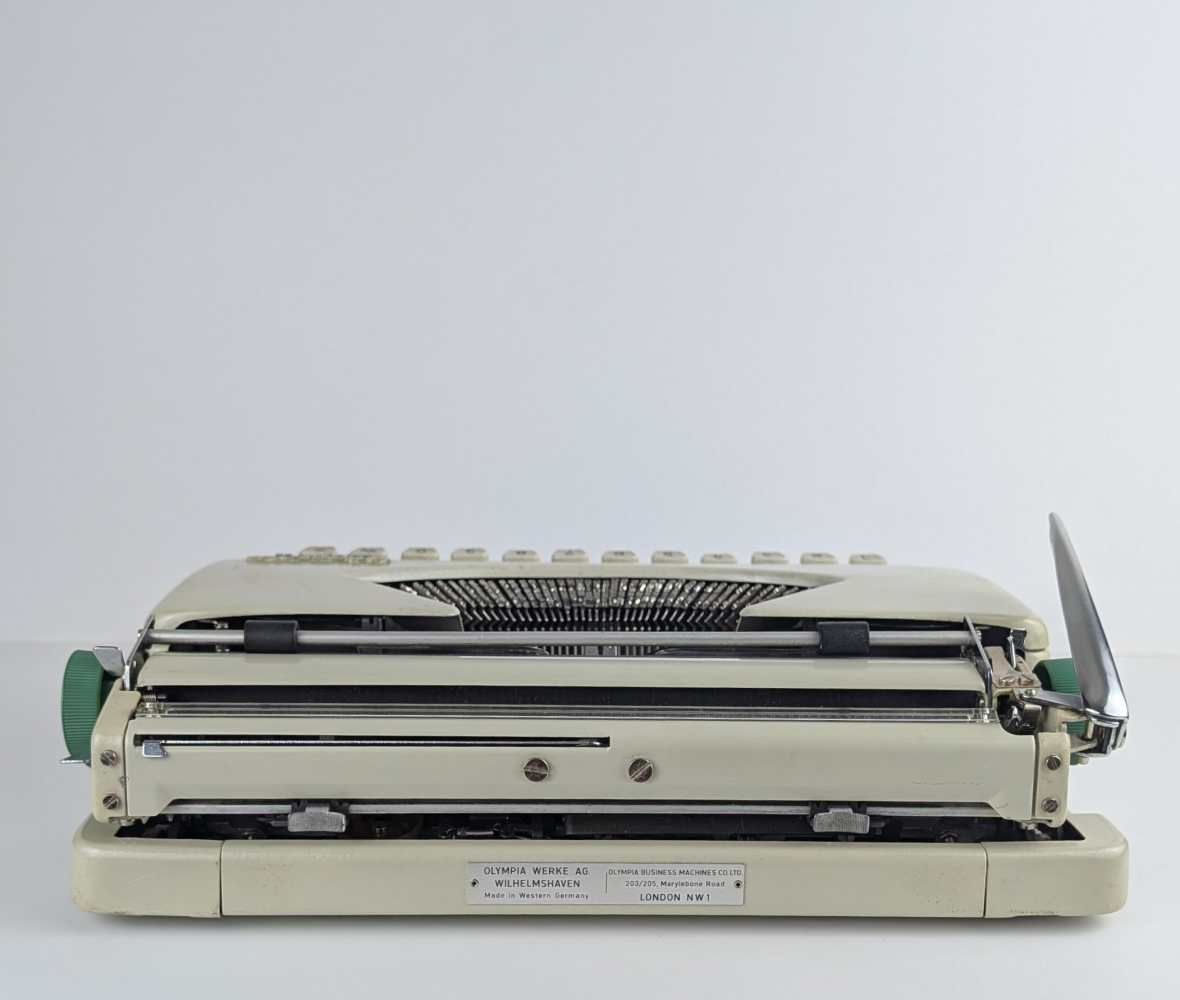 Olympia Splendid 33 typewriter (1967) compact portable typewriter in original tan leather case with instruction booklet - Image 7