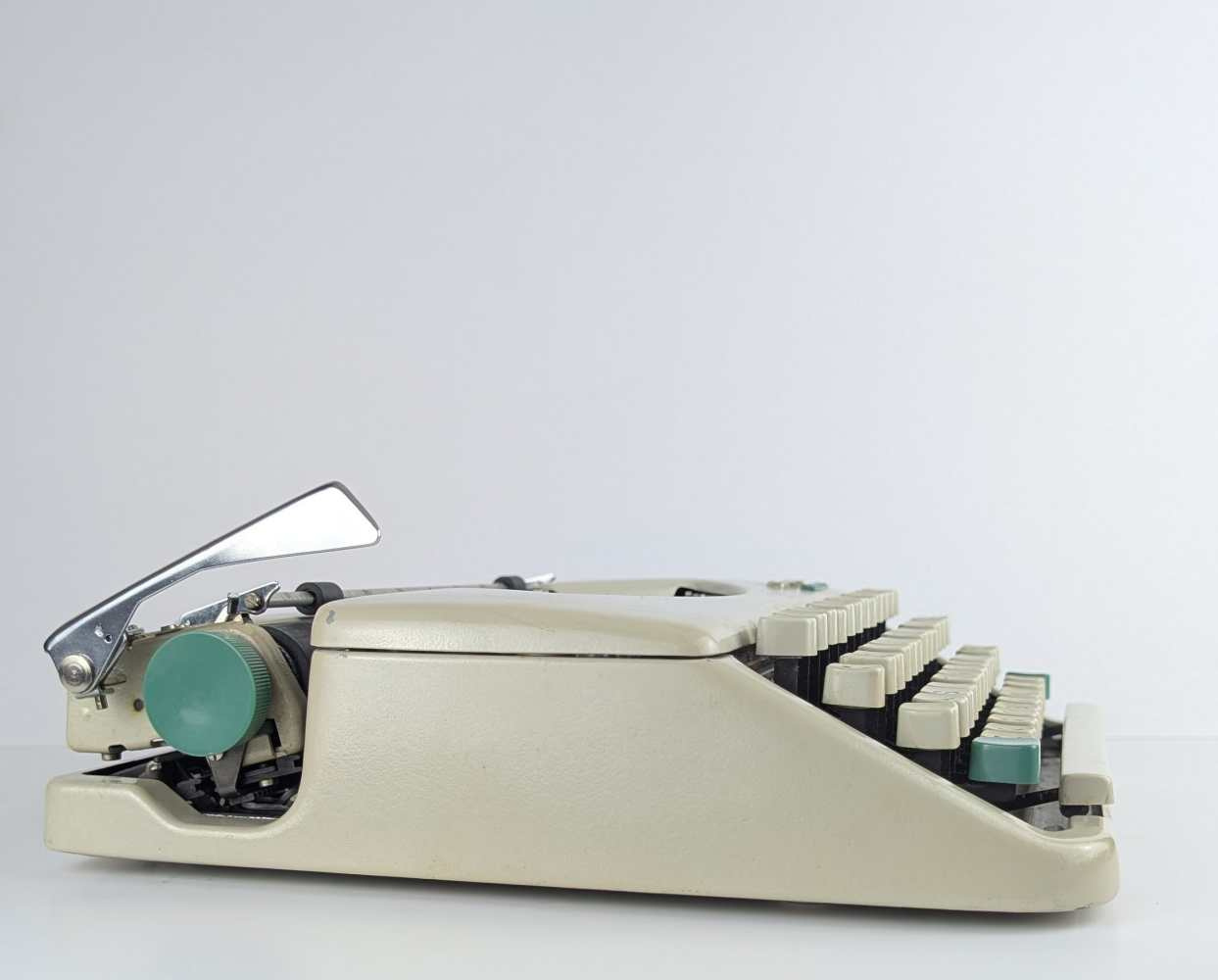 Olympia Splendid 33 typewriter (1967) compact portable typewriter in original tan leather case with instruction booklet - Image 6