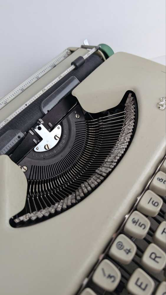 Olympia Splendid 33 typewriter (1967) compact portable typewriter in original tan leather case with instruction booklet - Image 12