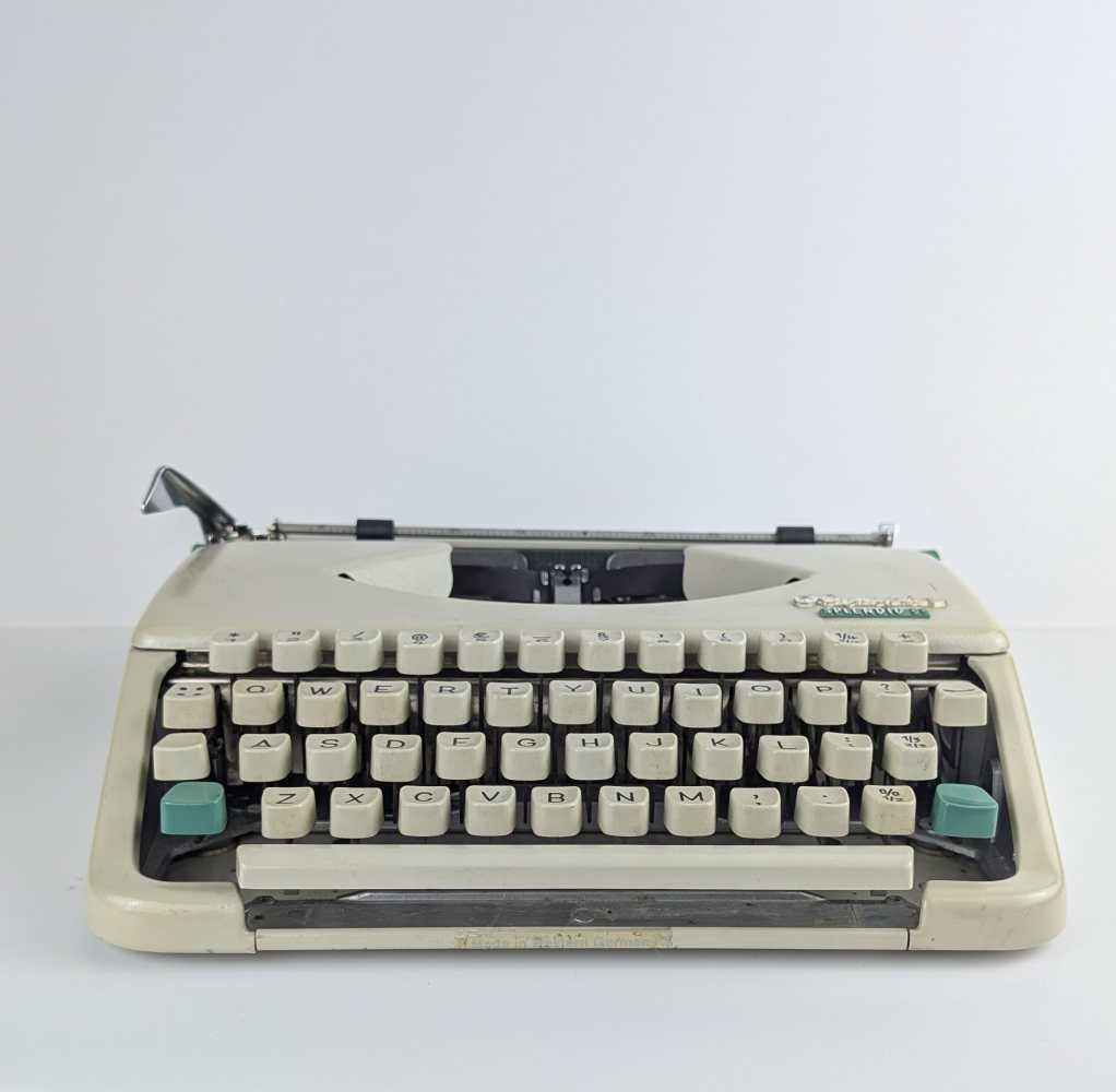 Olympia Splendid 33 typewriter (1967) compact portable typewriter in original tan leather case with instruction booklet - Image 9