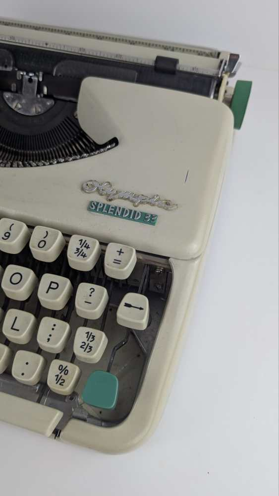 Olympia Splendid 33 typewriter (1967) compact portable typewriter in original tan leather case with instruction booklet - Image 15
