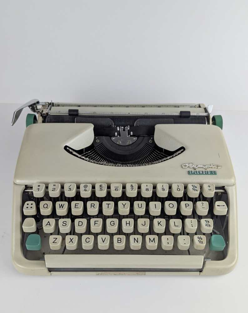Olympia Splendid 33 typewriter (1967) compact portable typewriter in original tan leather case with instruction booklet - Image 11