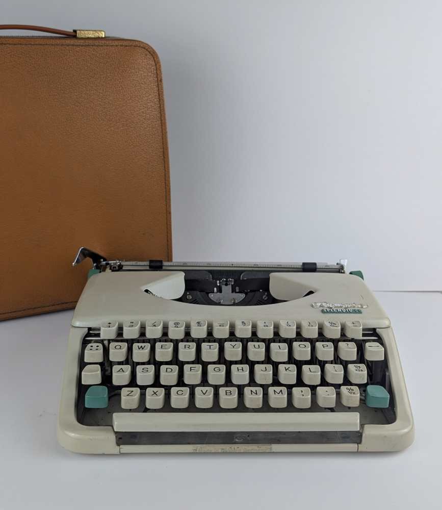 Olympia Splendid 33 typewriter (1967) compact portable typewriter in original tan leather case with instruction booklet - Image 18