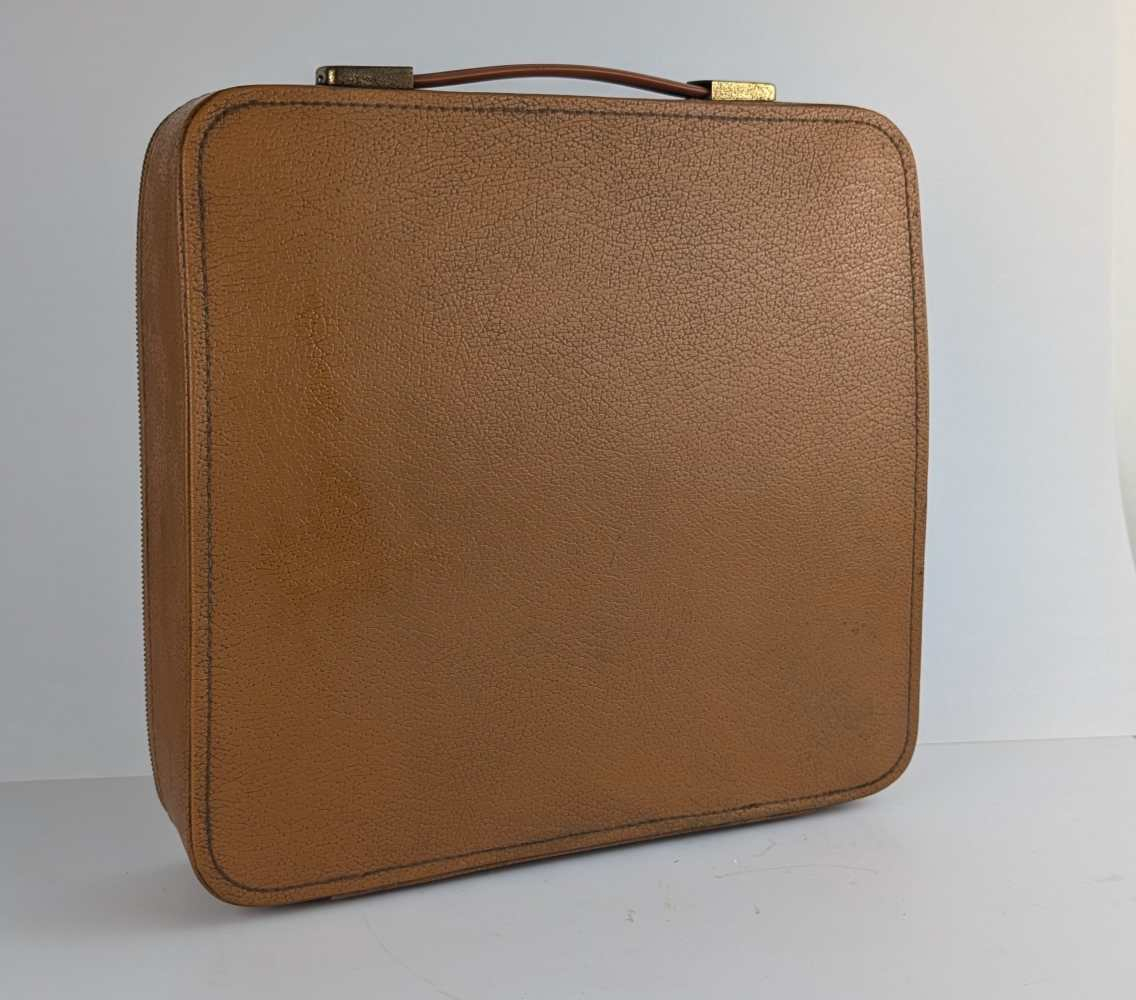 Olympia Splendid 33 typewriter (1967) compact portable typewriter in original tan leather case with instruction booklet - Image 17