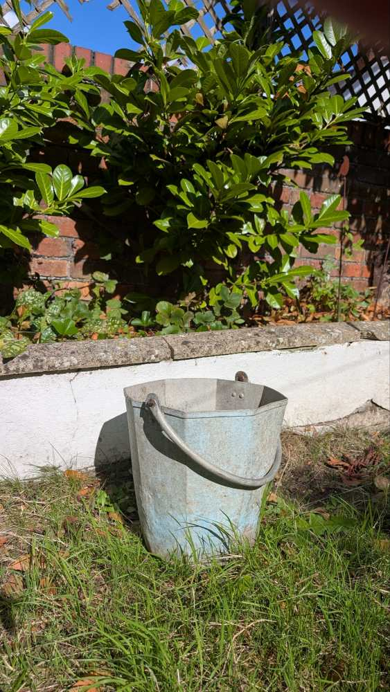 Unusual hexagonal bucket - Image 5