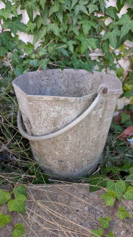 Unusual hexagonal bucket - Image 6