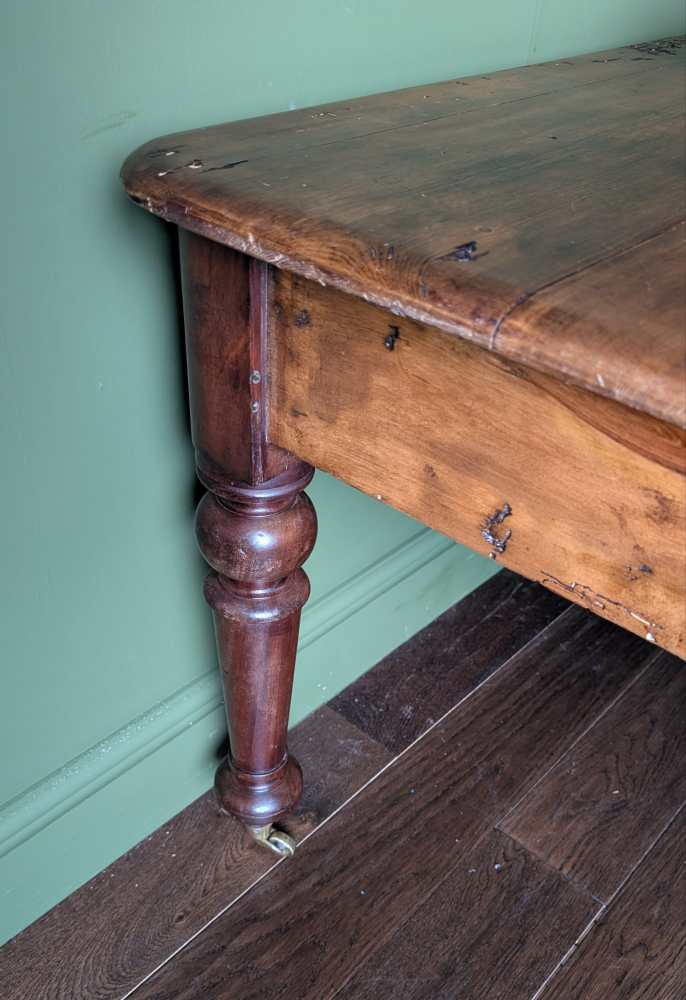 Square pine and mahogany 19th C. dining table on brass casters - Image 15