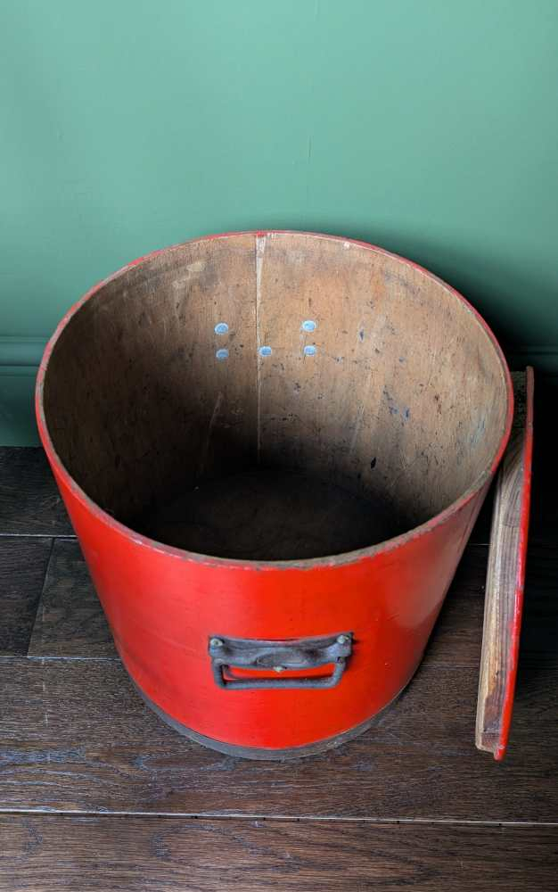 Red round box table - Image 11