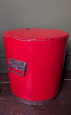 Red round box table