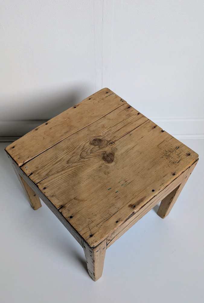Small rustic pine table - Image 2