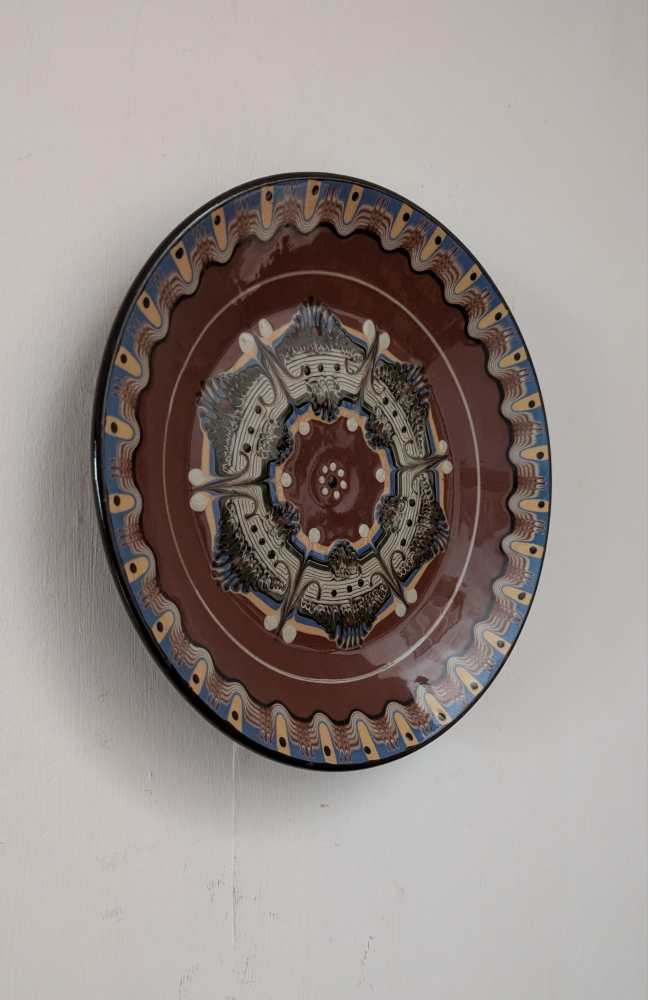 Slipware pottery platter - Image 5