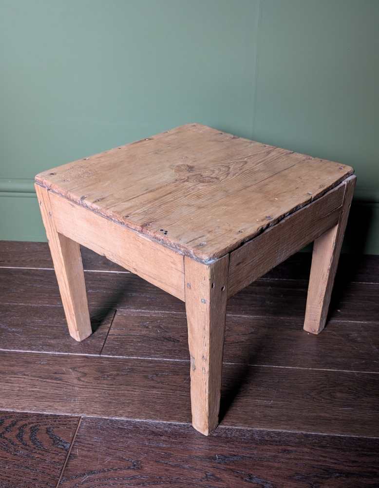 Small rustic pine table - Image 9